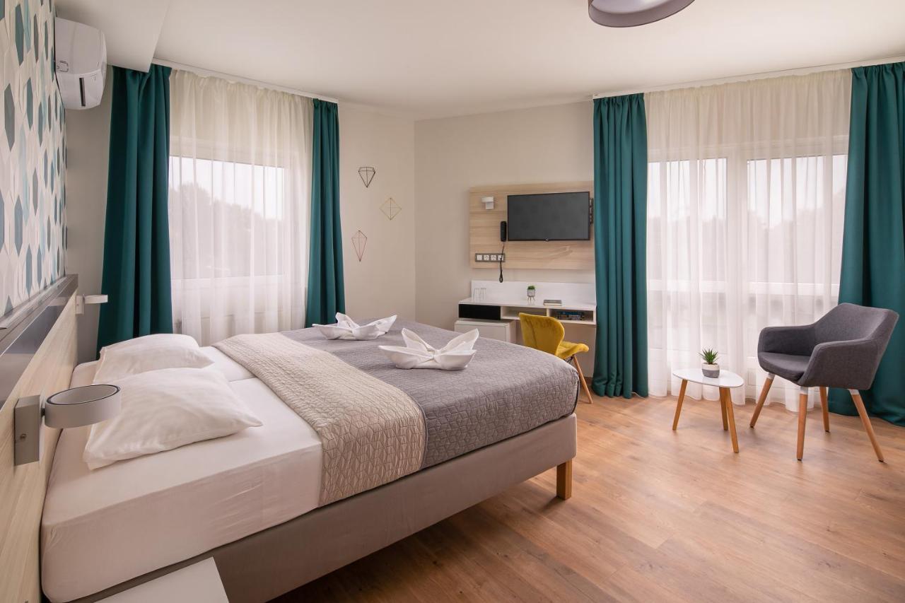Kristaly Hotel Keszthely Exteriör bild